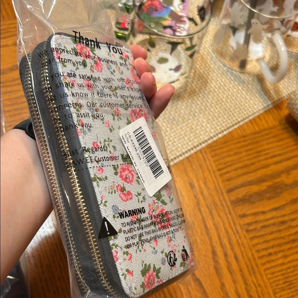 NEW-Floral Women's Wristlet Wallet - pretty blue denim type material with roses - Picture 8 of 8